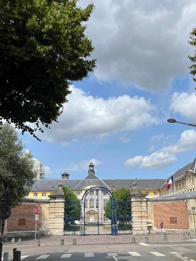 Le Flaubert, Appartement Et Parking En Centre Ville Ruan Exterior foto
